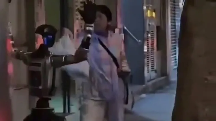 婦人散步時被嚇到，當街斥責機器人。翻攝自X