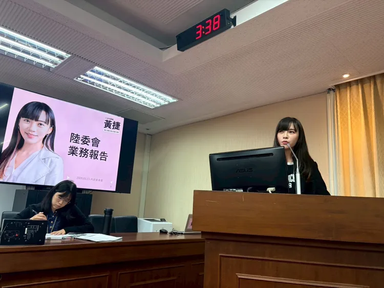 黃捷質詢時，李貞秀突然坐上主席位置。黃捷辦公士提供
