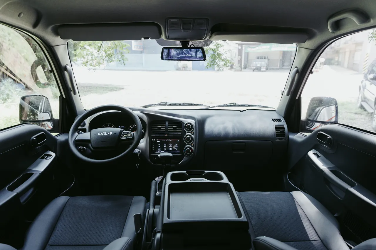 Kia卡旺K2500將7吋多媒體影音系智慧型鑰匙與3.5吋多功能行車電腦等實用裝置列為標配，提供如轎車般的操作便利與舒適等級。業者提供