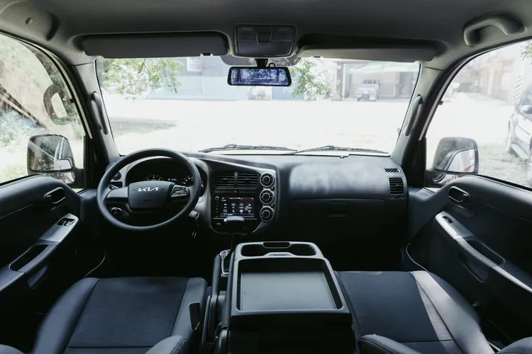 Kia卡旺K2500將7吋多媒體影音系智慧型鑰匙與3.5吋多功能行車電腦等實用裝置列為標配，提供如轎車般的操作便利與舒適等級。業者提供