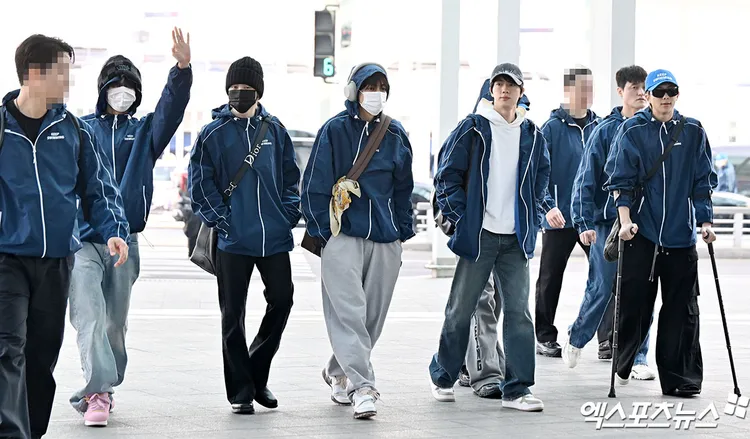 BTS今天一大早出發到紐約，RM（右）拄著拐杖出國。翻攝xportsnews