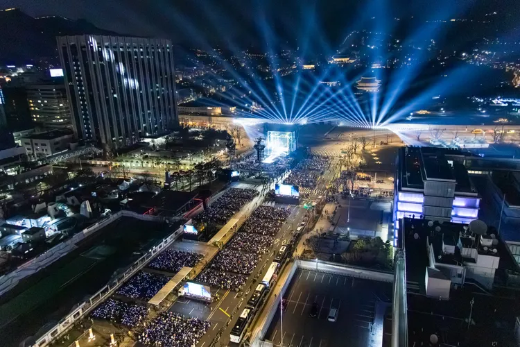 BTS開唱湧入4.2萬人，導致光化門附近封街管制，民眾怨聲載道。BIGHIT MUSIC AND Netflix提供