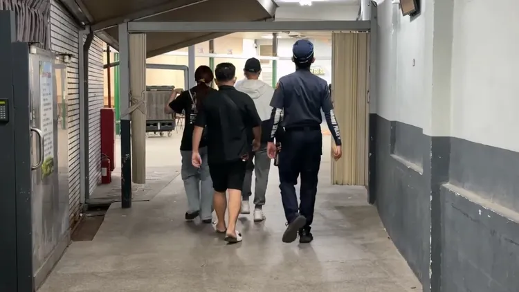 張男家屬不發一語。民眾提供