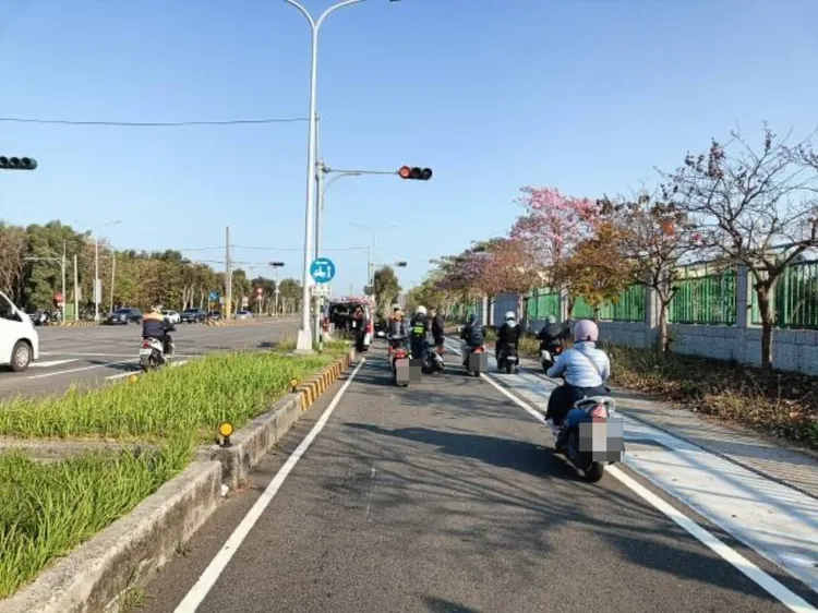 騎士未注意車前狀況，碰撞前車，並引起2起追撞，所幸均無生命危險。翻攝畫面