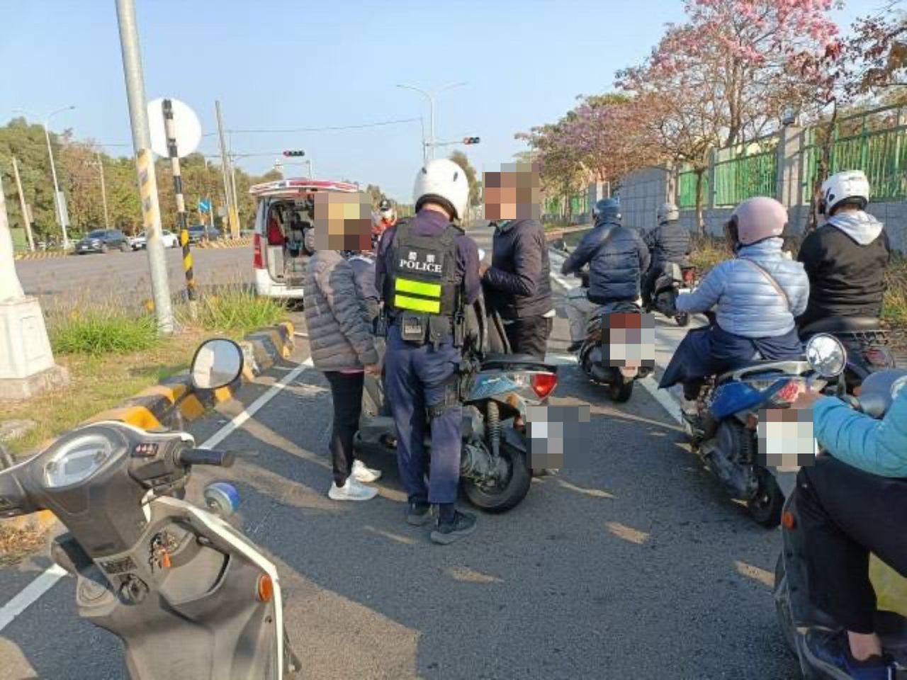 橋頭台一線機車連環追撞!9輛機車撞成3團 起因是這輛機車