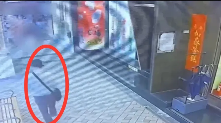 港籍男行竊後進行變裝。翻攝畫面