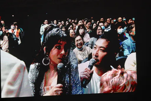 胡瓜被王彩樺「偷桃」險笑場　撞臉三星堆飛撲求助李進良遭澄清：怕業績下滑