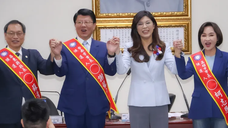 國民黨主席鄭麗文（右二）徵召立委謝龍介（左二）參選台南市長。國民黨提供