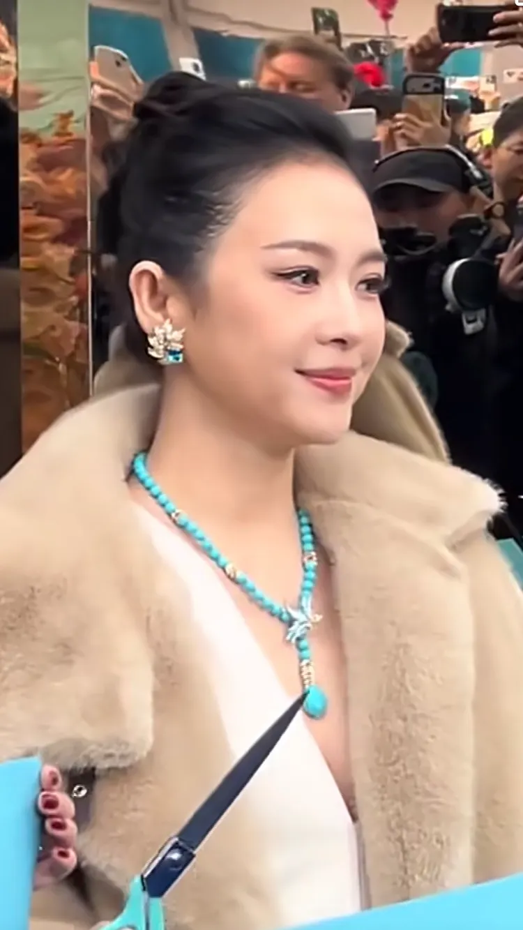 章子怡圓潤的鵝蛋臉，貴氣十足。翻攝微博