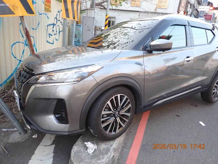 轎車撞傷行人後又開上分隔島，撞擊指示牌才停住。民眾提供