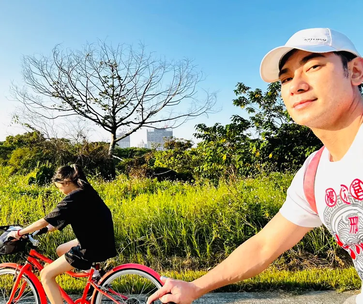 亮哲常在社群上分享和女兒的互動。翻攝自亮哲臉書