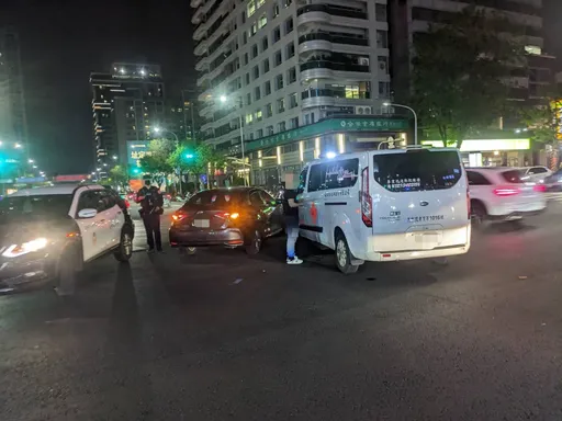 硬是不讓！小客車擦撞救護車　不只罰錢還有這麻煩事