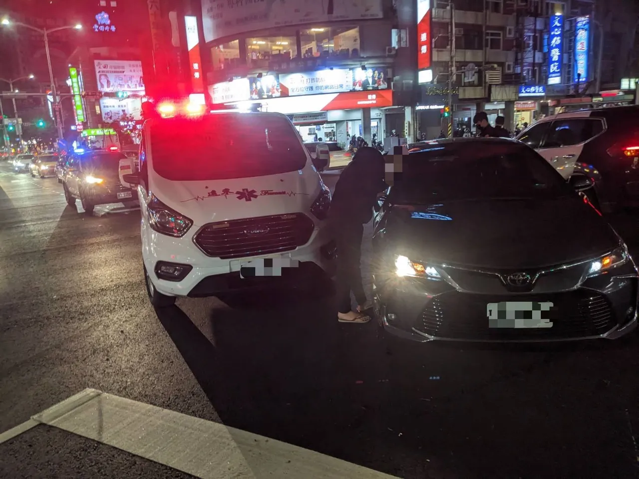 小客車未避讓，還擦撞救護車。翻攝畫面