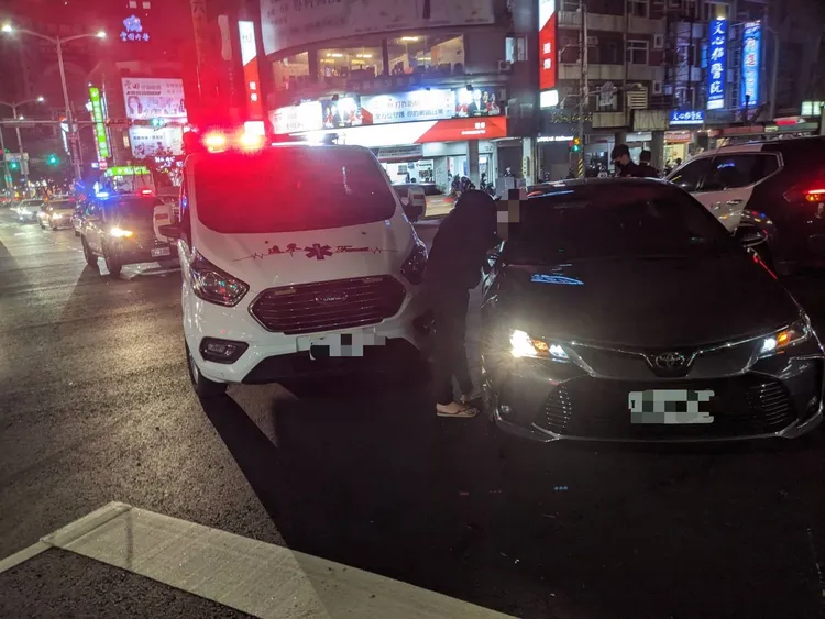 小客車未避讓，還擦撞救護車。翻攝畫面