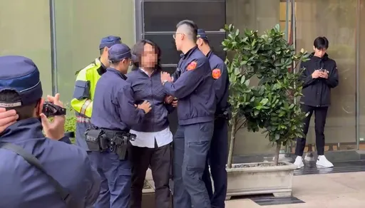 卓榮泰立院報告中　中興大樓B1長髮醉漢闖入打警還嗆聲「你有讀書嗎?」