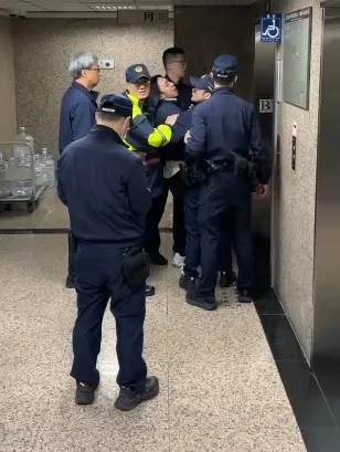 該名醉漢從B1進入。民眾提供