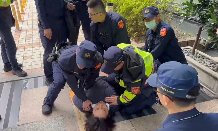 保警將男子壓制。民眾提供