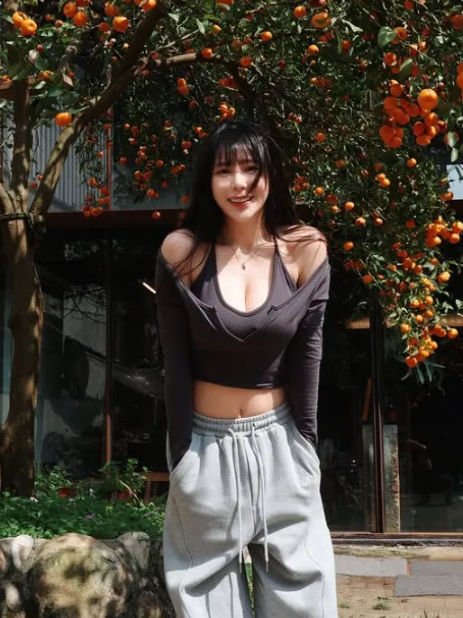 梓梓IG擁有近百萬粉絲。翻攝梓梓IG