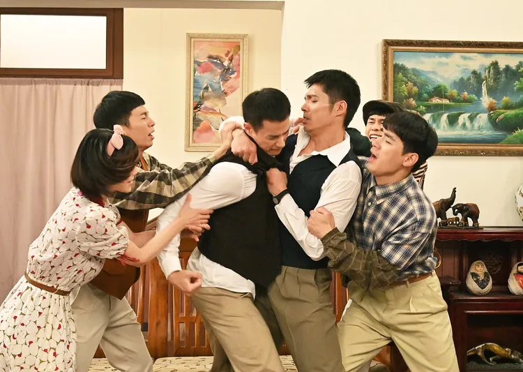 盧彥澤(中)和王盈凱(右3)劇中一言不合打了起來。台視提供