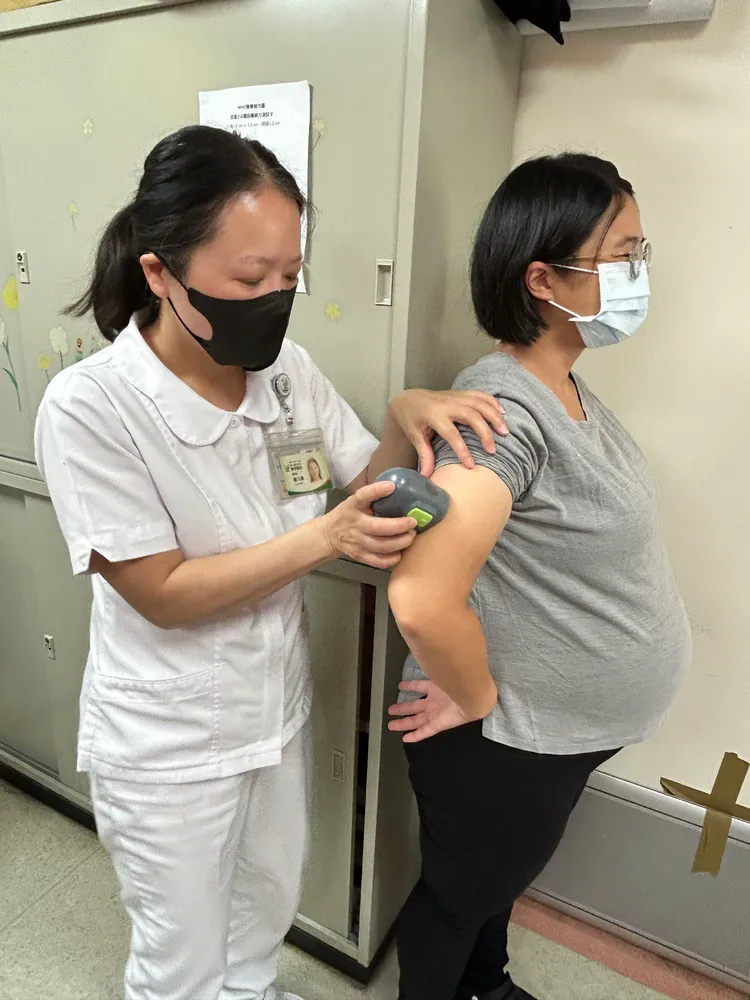 36歲孕媽好不容易懷孕，透過靠健保給付「連續血糖監測」平安產女。豐原醫原提供