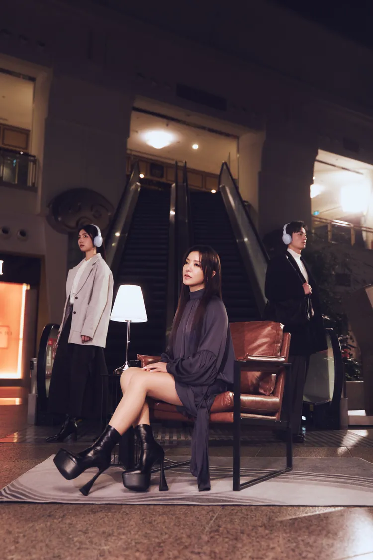 丁噹在MV化身愛情說書人。相信音樂提供