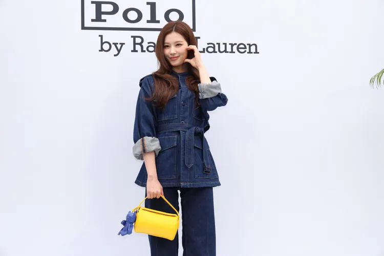 SANA以丹寧裝搭配黃色圓桶包。莊宗達攝