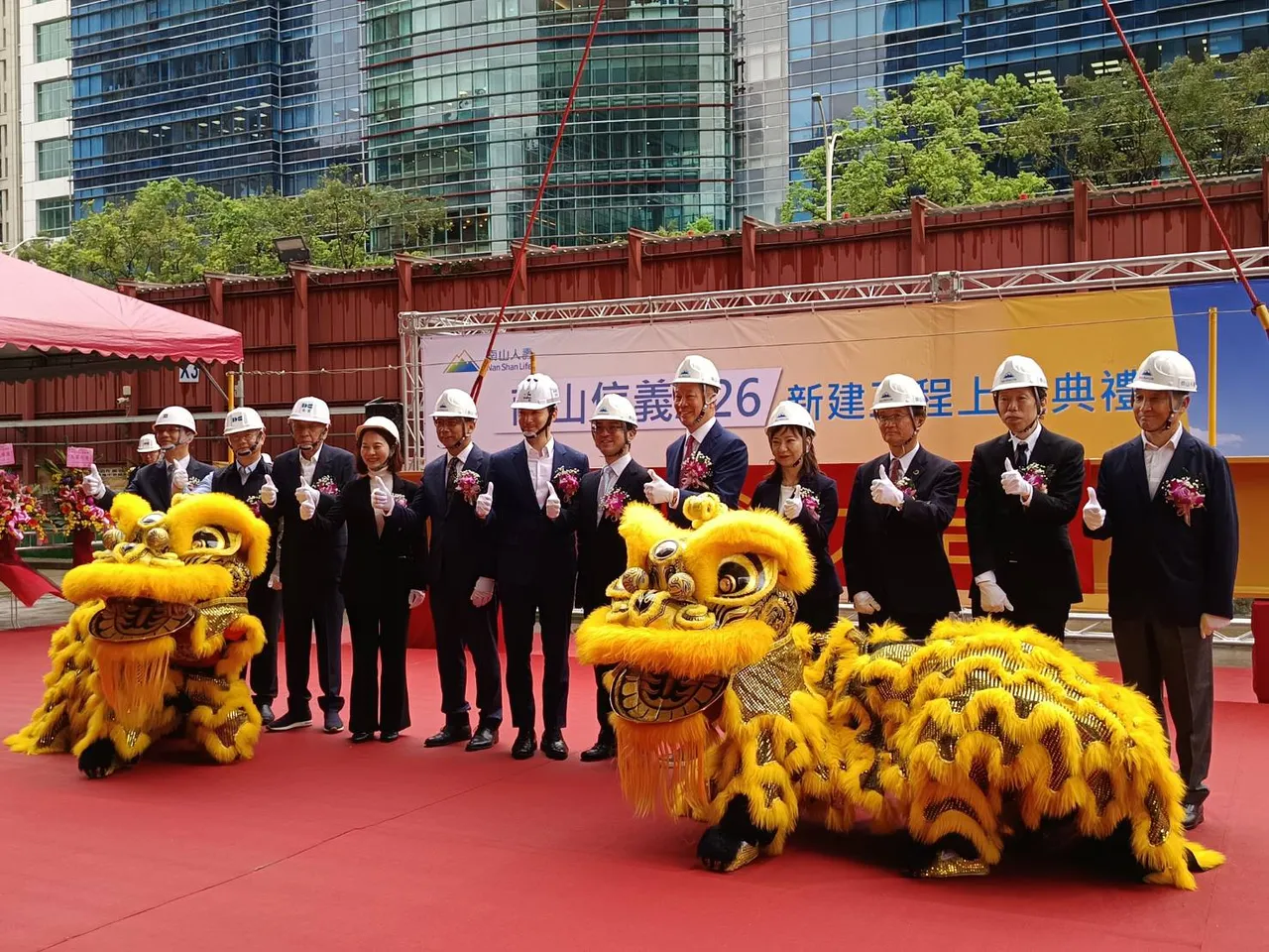 南山人壽今舉辦「南山信義A26」新建大樓上梁祈福典禮。許麗珍攝