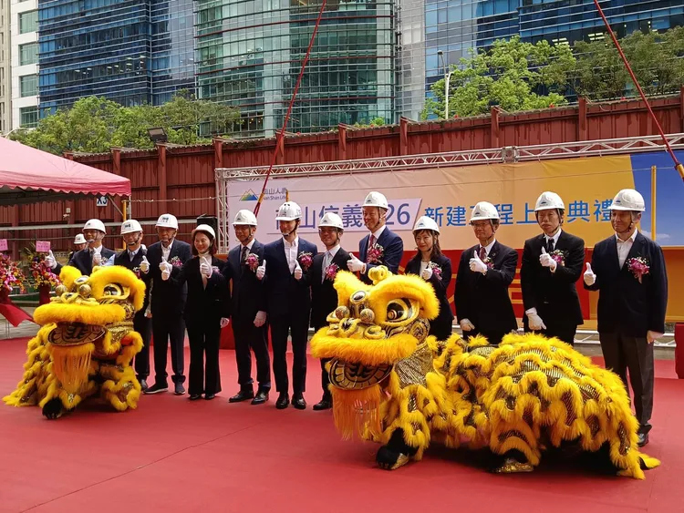 南山人壽今舉辦「南山信義A26」新建大樓上梁祈福典禮。許麗珍攝
