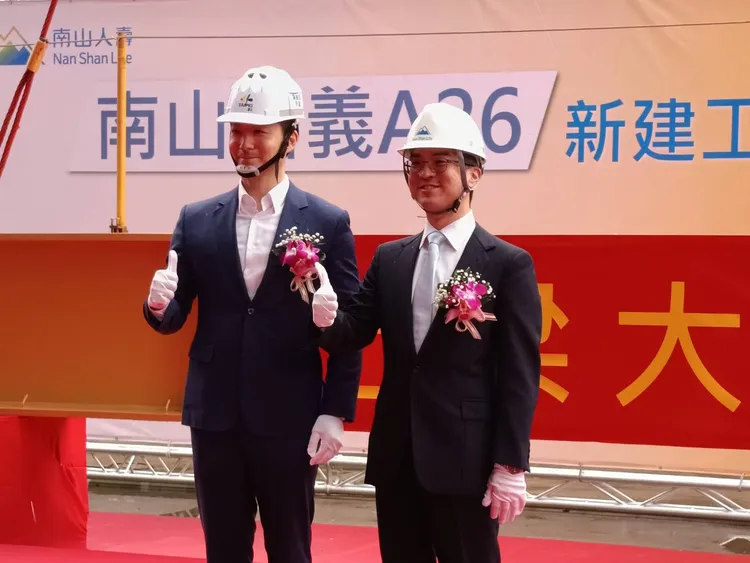 南山人壽「南山信義A26舉行上梁祈福典禮」，台北市長蔣萬安（圖左）應邀到場，圖右為南山人壽董事長尹崇堯。許麗珍攝