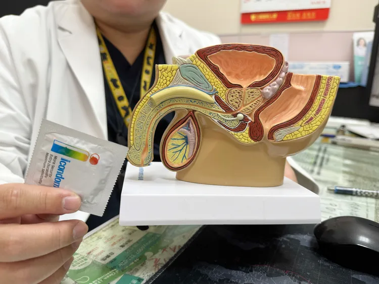 醫師提醒男性與非固定伴侶從事性行為要戴保險套，才能遠離性病。李綜合醫院提供