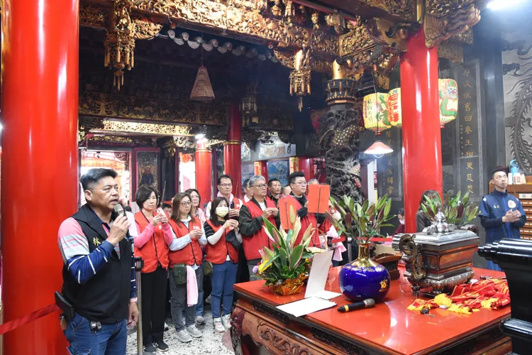 拱天宮秘書林幸福（左一）帶領三陽志工向媽祖虔誠上香，祈願聖母庇佑活動順利。業者提供