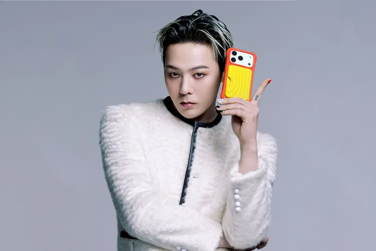 G-DRAGON以俏皮姿勢入鏡，手持CASETiFY「CHROMATIC: FORMS & HUES」系列波紋手機殼，展現品牌主打的潮流配色風格。CASETiFY提供
