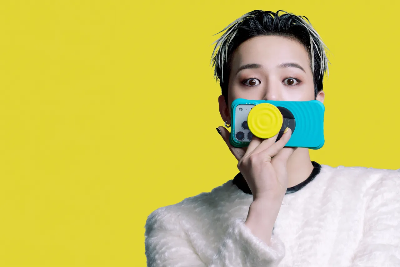 G-DRAGON以俏皮姿勢入鏡，手持CASETiFY「CHROMATIC: FORMS & HUES」系列波紋手機殼，展現品牌主打的潮流配色風格。CASETiFY提供