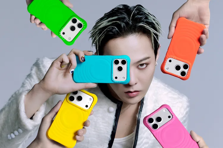 G-DRAGON以俏皮姿勢入鏡，手持CASETiFY「CHROMATIC: FORMS & HUES」系列波紋手機殼，展現品牌主打的潮流配色風格。CASETiFY提供