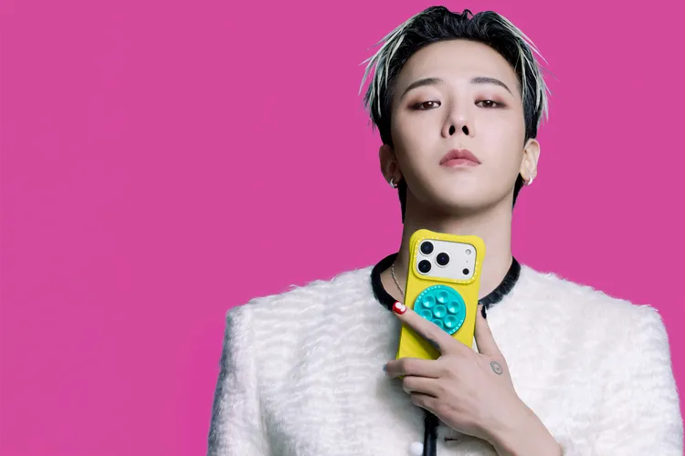 G-DRAGON以俏皮姿勢入鏡，手持CASETiFY「CHROMATIC: FORMS & HUES」系列波紋手機殼，展現品牌主打的潮流配色風格。CASETiFY提供