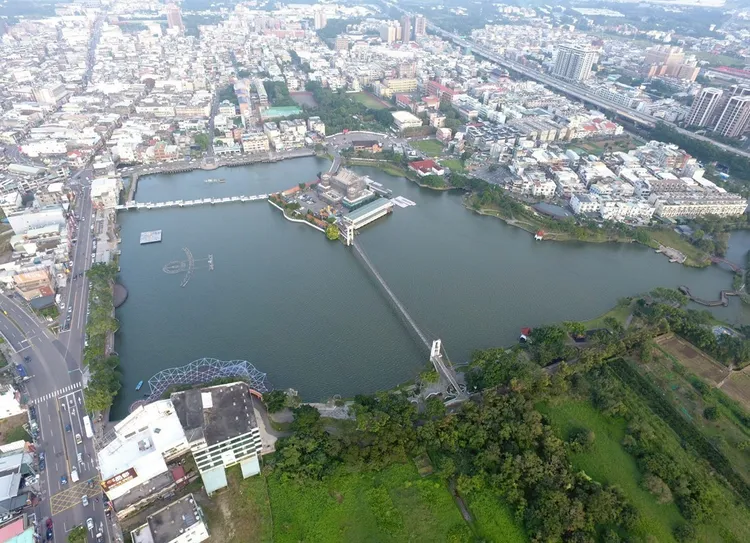 龍潭大池水質改善及水體環境營造。環保局提供