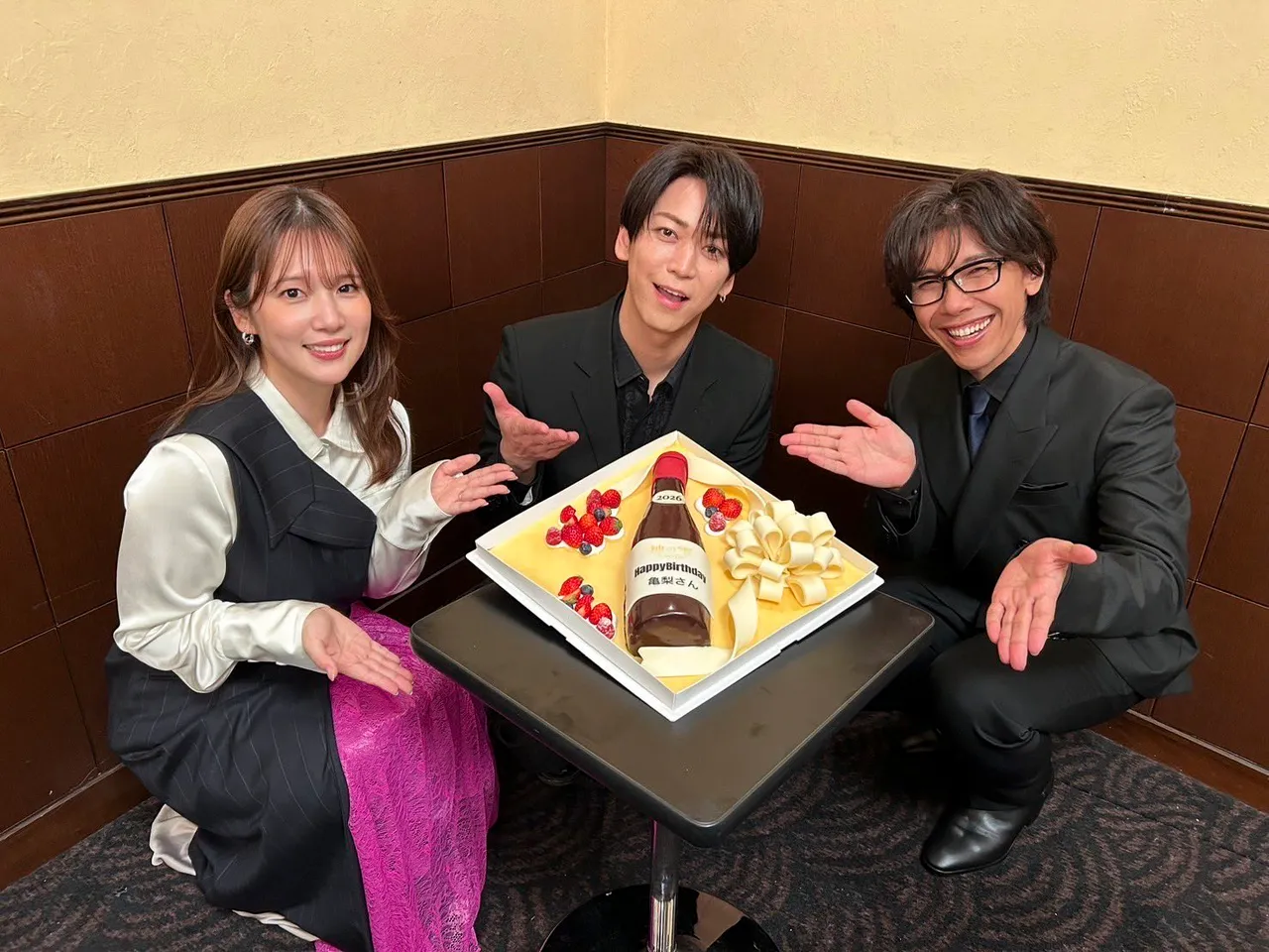 佐藤拓也（右起）與龜梨和也、內田真禮演出將於4月上檔的《神の雫》電視動畫，日前趁工作空檔幫龜梨和也慶生。翻攝動畫神の雫X