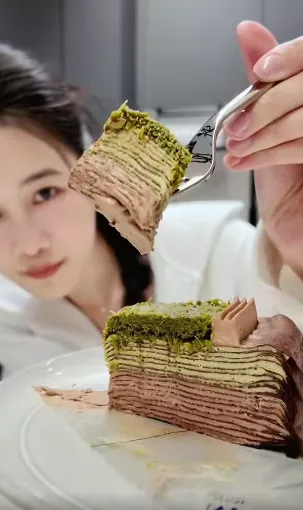 千千說自己可以吃掉一整顆。翻攝千千臉書