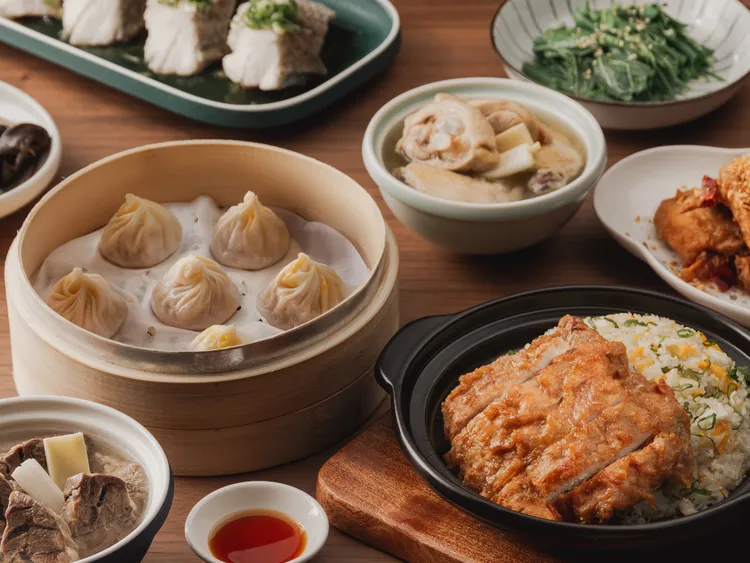 台北漢來大飯店與南港LaLaport的漢來上海湯包一日起至6/30聯袂推出「漢來雙璽．品饌雙饗」住房專案，雙人一泊二食每人只要4500元起。台北漢來大飯店提供