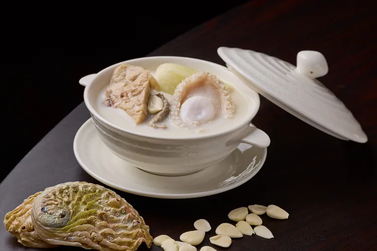 台北漢來大飯店即日起至6/30携手東方樓頂級粵菜《500盤》推薦的杏汁白肺鮑魚湯推出「東方盛宴．品味五百」一泊二食住房專案。台北漢來大飯店提供