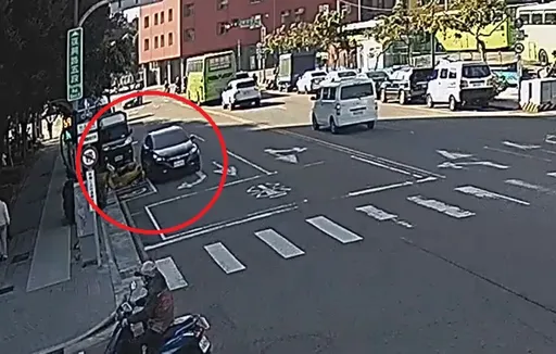 18萬愛車停路邊被撞倒　車主報警緝兇！