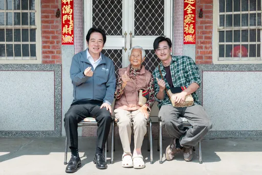 動森島民出任務！「阿德我很熟」成真　賴清德赴雲林與百歲阿嬤合照