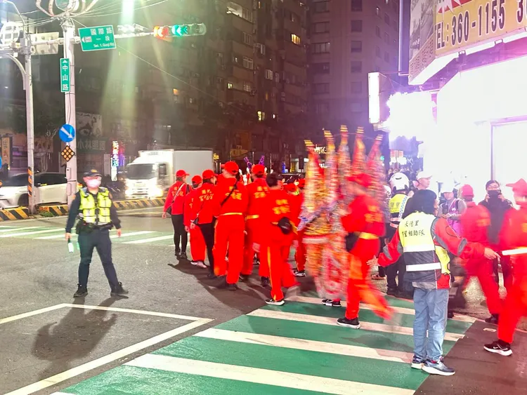 警方在桃園境內進行交通疏導。翻攝畫面