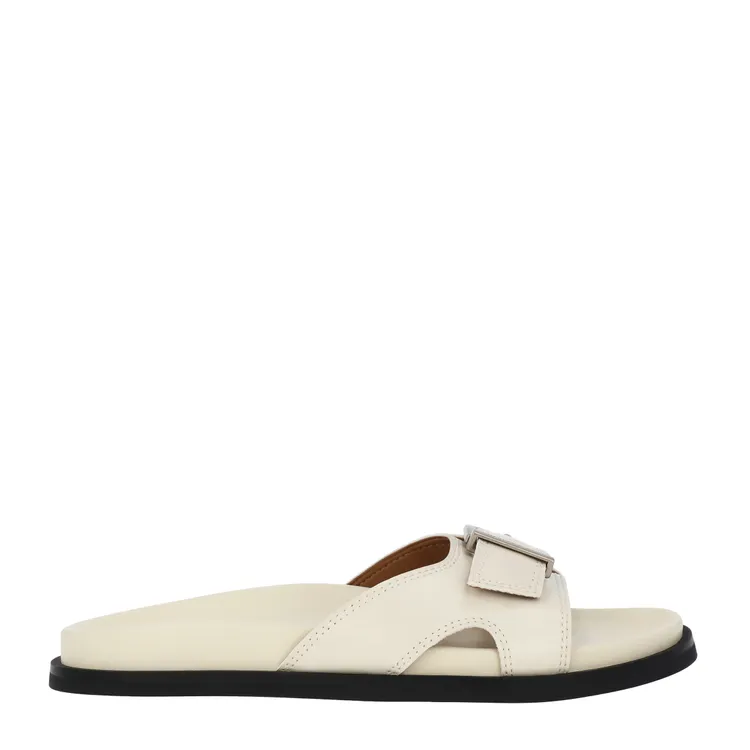 CHARLES & KEITH金屬釦拖鞋，1990元。品牌提供