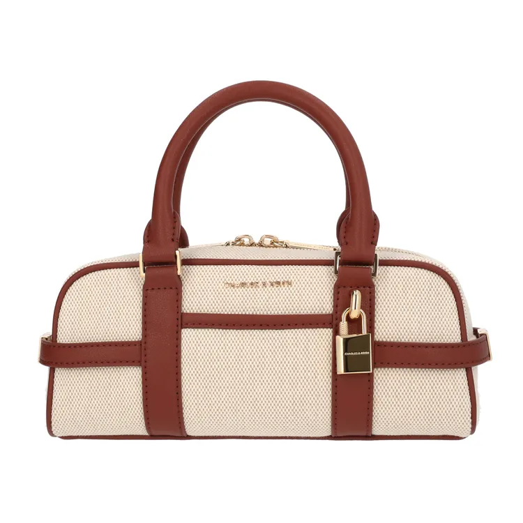 CHARLES & KEITH Scottie帆布保齡球包，2790元。品牌提供