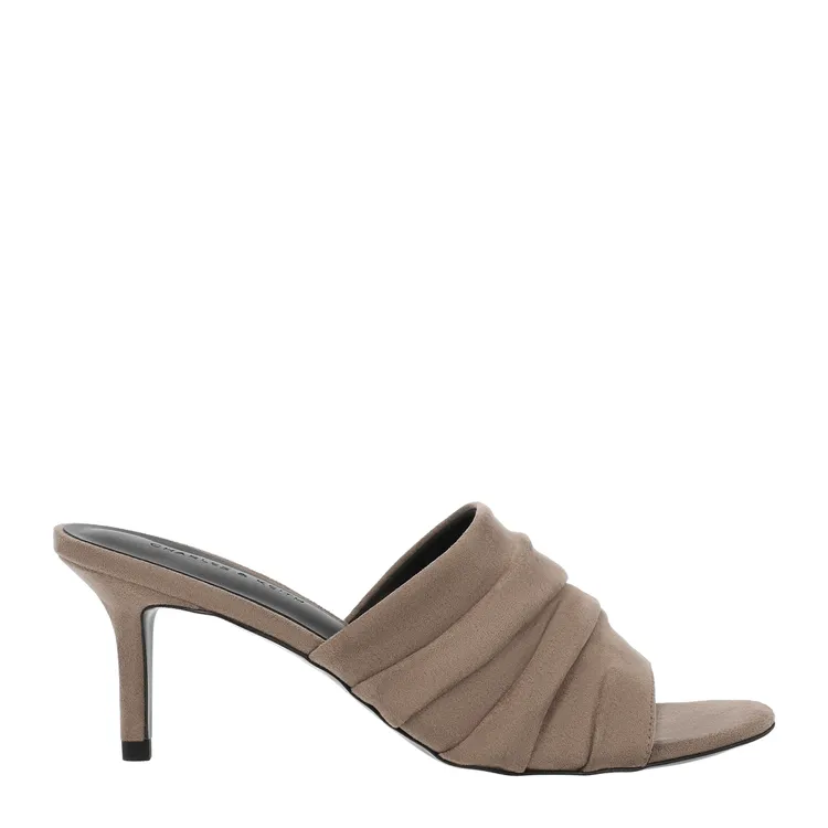 CHARLES & KEITH皺摺細跟拖鞋，1990元。品牌提供