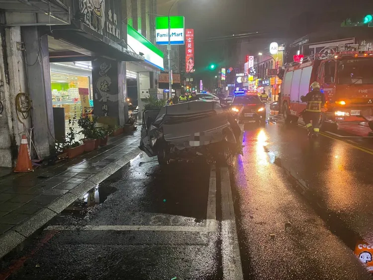 鍾姓女教師駕駛的銀色轎車遭追尾，後半部車身出現嚴重潰縮。翻攝照片