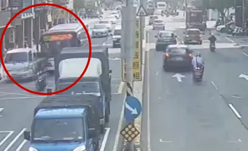 公車硬切還是機車不讓？新莊「連鎖效應」追撞事故影片曝光　網掀論戰