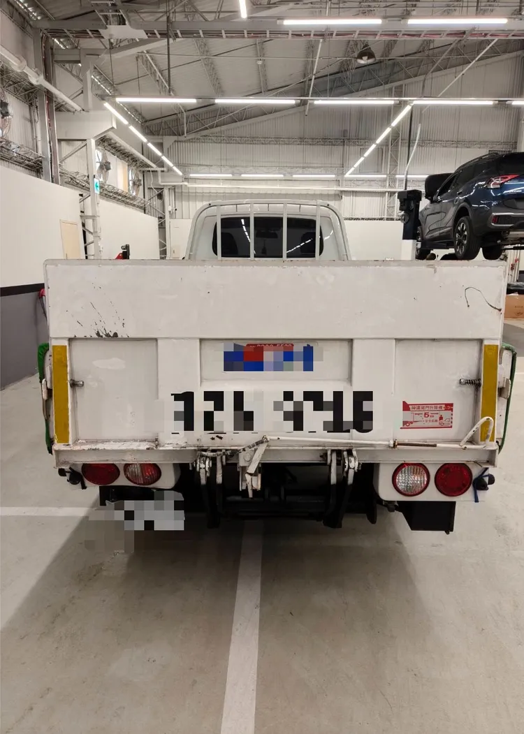 貨車準備右轉因有機車闖出只好趕緊煞車減速，遭後方公車撞上。翻攝畫面