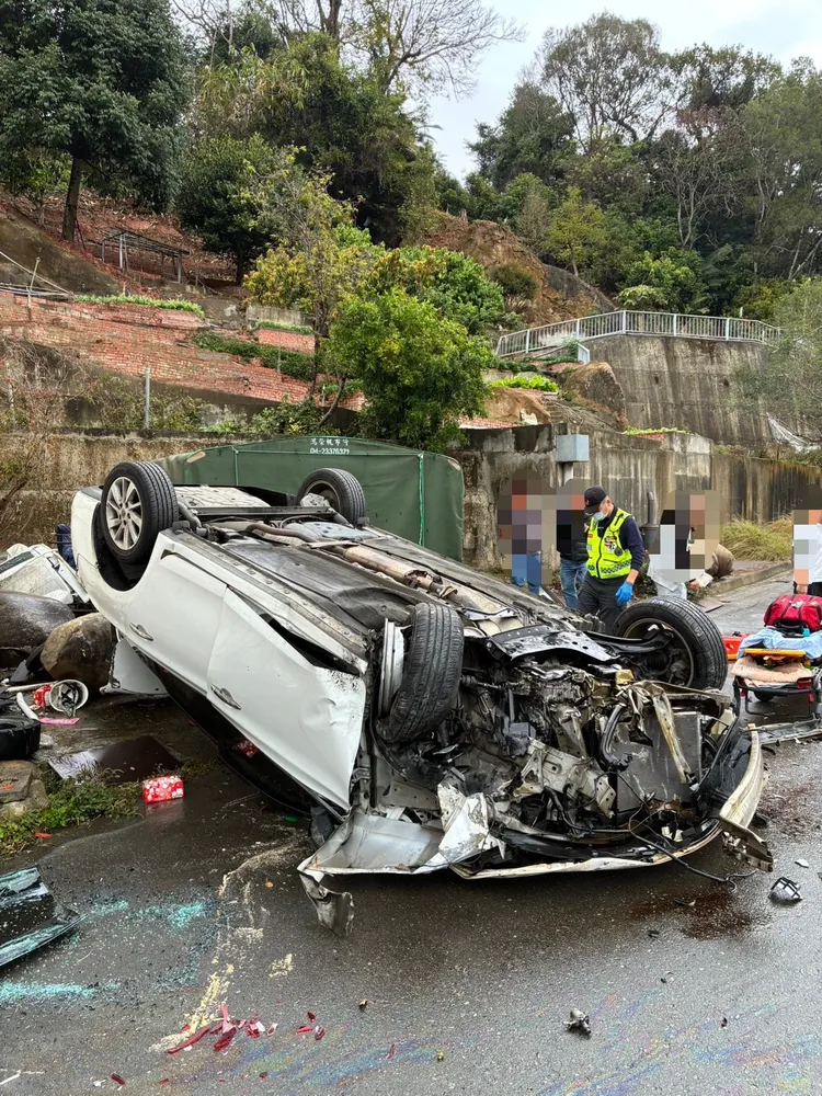 自小客車衝撞民宅後翻覆。民眾提供